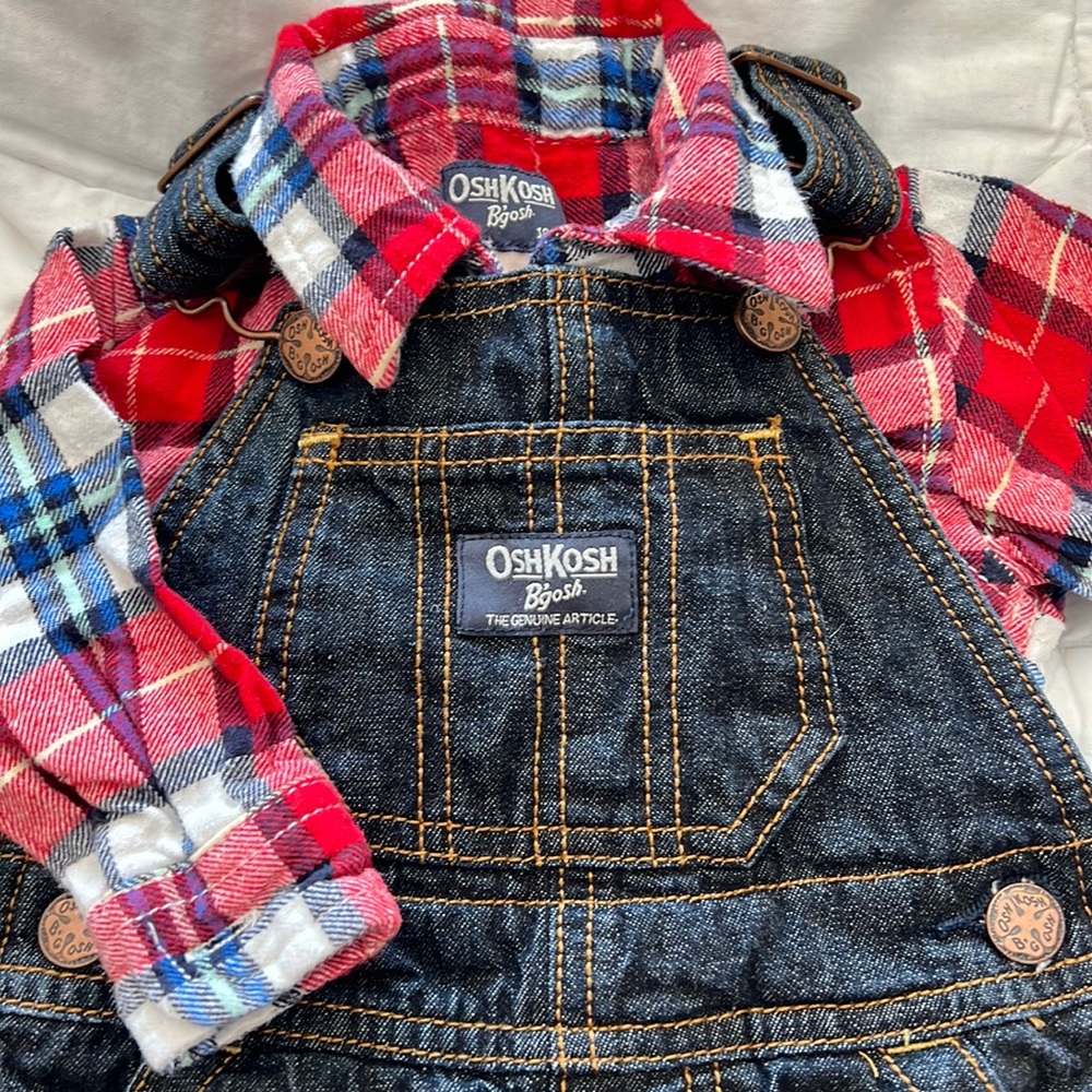 Super cute Oshkosh B’gosh fleece lined overalls with fleece long sleeve onesie.